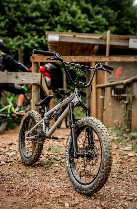 Tech Randoms: Fest Sessions Malmedy 2021 - Pinkbike Diy Bicycle, Bmx Handlebars, Bmx Mountain Bike, Mountain Bike Art, Coolest Cars, Overland Gear, Dirt Jumper, Cool Dirt Bikes, Motorcross Bike