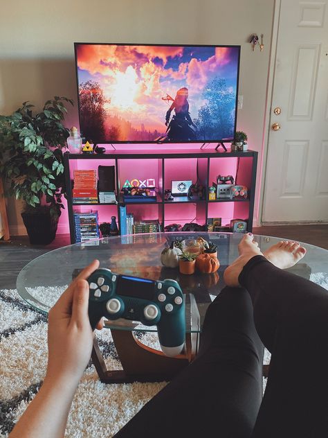 Apartment Decorating Gaming, Living Room Game Setup, Gaming Setup In Bedroom, Gamer Apartment Decor, Video Game Living Room, Playstation Setup Ideas, Playstation Gaming Setup, Gaming Living Room Setup, Console Gaming Setup Living Room