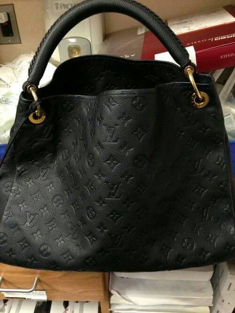 I'm in love!! Τσάντες Louis Vuitton, Sac Michael Kors, Sac Louis Vuitton, Bag Obsession, Louis Vuitton Empreinte, Beautiful Handbags, Lv Handbags, Cute Purses, Purses Designer