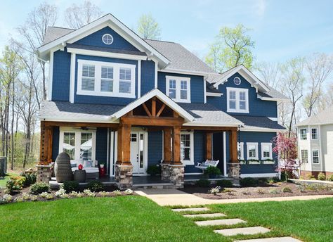 dk green paint with white trim. natural wood and stone. this is how i want my home to look ! Exterior Siding Colors, Exterior House Siding, Wood Siding Exterior, Best Exterior Paint, House Paint Color Combination, House Trim, Exterior House Color, Young House, Cole Slaw