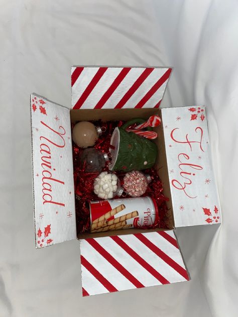 Christmas Box Idea For Boyfriend, Box For Boyfriend Christmas, Christmas Box Ideas For Friends, Christmas Box Ideas For Girlfriend, Diy Christmas Box For Boyfriend, Christmas Box Boyfriend, Christmas Box For Boyfriend, Christmas Box Ideas For Boyfriend, Christmas Character Gift Boxes