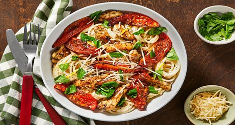 A dinner recipe that the whole family will love? You’ve got it with our parent-tested, kid-approved Tuscan Chicken Pasta. Hellofresh Recipes, Stuffed Chicken Breast Cream Cheese, Creamy Parmesan Chicken, Tuscan Chicken Pasta, Chicken Spaghetti Recipes, Fresh Meals, Hello Fresh Recipes, Savory Food, Fresh Recipes