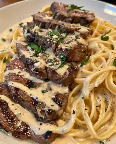 Steak Gorgonzola Alfredo, Gorgonzola Alfredo, Steak Gorgonzola, Sirloin Steak, Food Therapy, Olive Gardens, Olive Garden, Easy Delicious Recipes, Gordon Ramsay