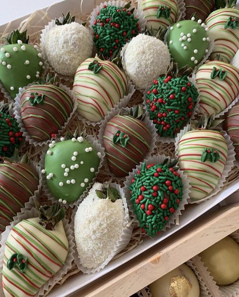 Christmas Themed Strawberries, Christmas Theme Chocolate Covered Strawberries, Christmas Chocolate Covered Strawberries Ideas, Xmas Chocolate Covered Strawberries, Chocolate Covered Strawberries Fall, Christmas Themed Chocolate Strawberries, Football Chocolate Covered Strawberries, Chocolate Strawberries Christmas, Winter Chocolate Covered Strawberries