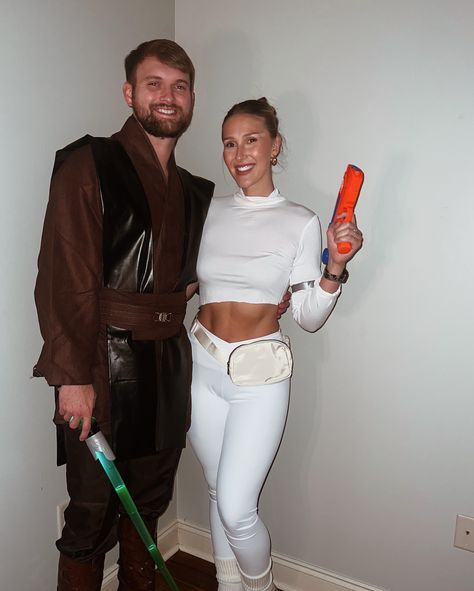 Together we can rule the galaxy ✨🖤 Padme And Anakin Costume, Anakin Costume, Cranberry Garland, Costume For Couples, Padme Costume, Padme And Anakin, Costume Couples, Star Wars Halloween, Couples Costume