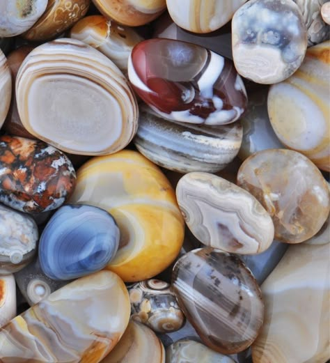 Agates Lake Superior, Michigan Rockhounds, Hiking Michigan, Lake Superior Rocks, Agate Hunting, Michigan Hiking, Mineral Chart, Michigan Bucket List, Munising Michigan