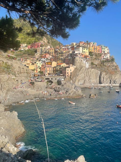 Summer vibes aesthetic Italy Seaside Towns, Italian Seaside Aesthetic, Italy Seaside, Manarola Cinque Terre Italy, Summer Vacation Aesthetic, London Townhouse, Italian Riviera, Vacation Aesthetic, Nature Sea