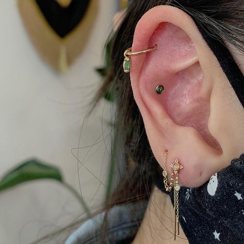 So Gold Studios (@sogoldbk) • Instagram photos and videos Instant Connection, Piercing Conch, Piercing Inspo, Cool Ear Piercings, Conch Piercing, Piercing Tattoo, Green Tourmaline, Pretty Jewellery, Ear Jewelry