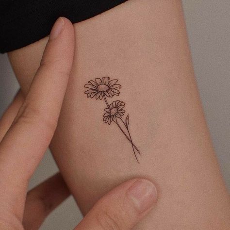 Matching Tattoos Sunflower, Simple Tattoos Sunflower, Botanical Daisy Tattoo, Sunflower Tattoo Matching, Single Daisy Tattoo, Unique Daisy Tattoo, Daisy Hand Tattoo, Minimal Daisy Tattoo, Tiny Sunflower Tattoo Simple