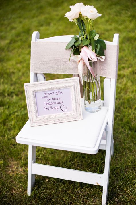 memorial chair at ceremony - marianne wiest photography Animation Photo, Chair Photography, Ceremony Photography, Memory Table, Lakeside Wedding, In Memoriam, Wedding Memorial, Island Weddings, Small Wedding