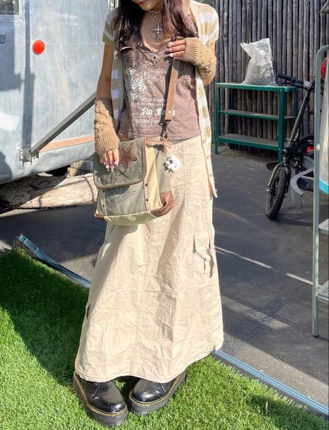 Light Brown Long Skirt Outfit, Tan Long Skirt Outfit, Khaki Long Skirt Outfit, Long Tan Skirt Outfit, Long Cream Skirt Outfit, Long Khaki Skirt Outfit, Beige Long Skirt Outfit, Tan Maxi Skirt Outfit, Beige Cargo Skirt Outfit