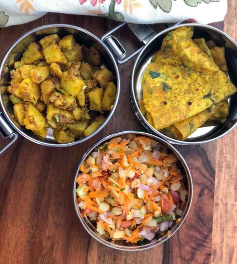 Lunch Box Ideas: Sukhi Aloo Ki Sabzi, Carrot Methi Thepla and Salad Recipes For School, Indian Lunch Box, Methi Thepla, Salad Lunch Box, Tiffin Lunch, Best Healthy Recipes, Lunch Recipes Indian, Indian Lunch, Tiffin Recipe