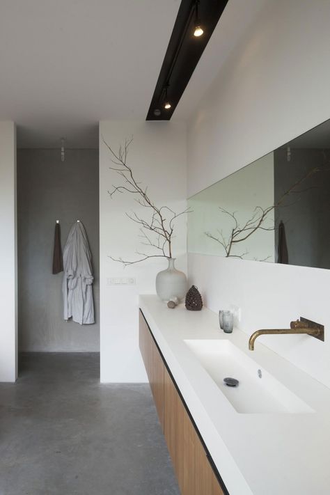 Villa Stamerbos by 70F Drømme Bad, Minimalist Dekor, Minimalist Bathroom Design, Industrial Bathroom, Minimalist Bathroom, Laundry In Bathroom, Decor Minimalist, House Bathroom, Bathroom Toilets