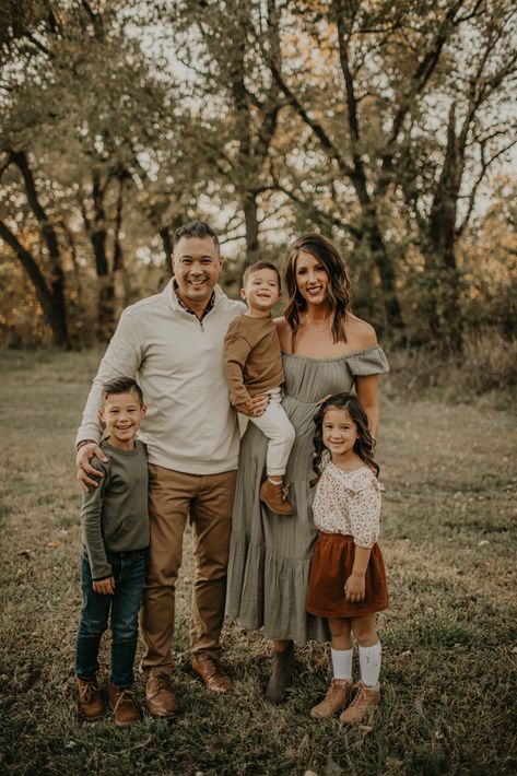 Fall Minis Outfits, Fall Multi Family Photos, Fall Family Photos Neutrals, Color Coordinated Family Pictures Fall, Fam Pictures Outfits, Early Fall Family Pictures, Family Photo Outfits Browns, Family Of 4 Photo Outfits Fall, Rust And Green Family Photo Outfits