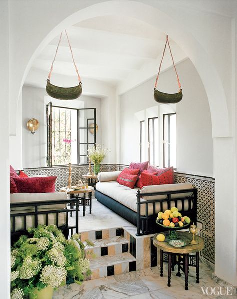 Tangeri in Marocco da Bruno Frisoni Two Daybeds In One Room, Vogue Home, Design Marocain, Moroccan Living Room, Moroccan Homes, Moroccan Interiors, Lots Of Windows, Decor Studio, Moroccan Decor