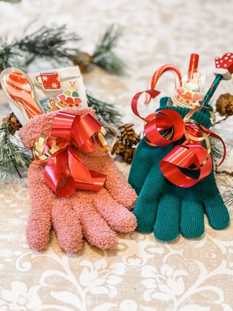 glove gift idea for christmas Glove Gift Ideas, Classroom Christmas Gifts, Diy Christmas Gift Ideas, Gingerbread Activities, Students Christmas, Student Christmas Gifts, Small Christmas Gifts, Easy Christmas Gifts, Thoughtful Christmas Gifts