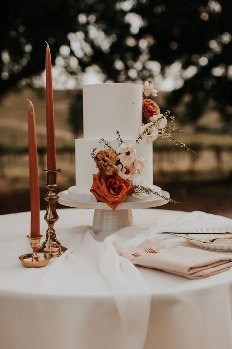 Romantic Rust orange wedding cake Boho Terracotta Wedding Cake Table, Wedding Cake Designs Simple Boho, Burnt Orange Theme Wedding Cake, Sunset Terracotta Wedding Cake, Cinnamon Wedding Cake, Fall Wedding Cake Flowers, Wedding Cake Terracotta Flowers, October Wedding Cake Ideas, Wedding Fall Cake