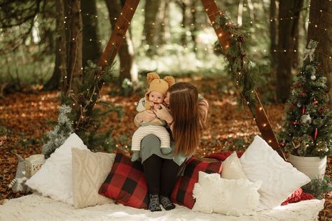 Simple outdoor Christmas mini photoshoot setup idea. Wooden festive frame with wreath, fairy lights. A cosy setup out in a woodland. Outdoor Christmas Minis Sessions, Christmas Mini Sessions Triangle Arch, Mini Christmas Sessions Outdoor, Christmas Mini Sessions Set Up, Christmas Mini Sessions Outdoor Setup Simple, Triangle Arch Christmas Photoshoot, Christmas Mini Outdoor, Christmas Picture Setup Ideas, Simple Christmas Photo Setup