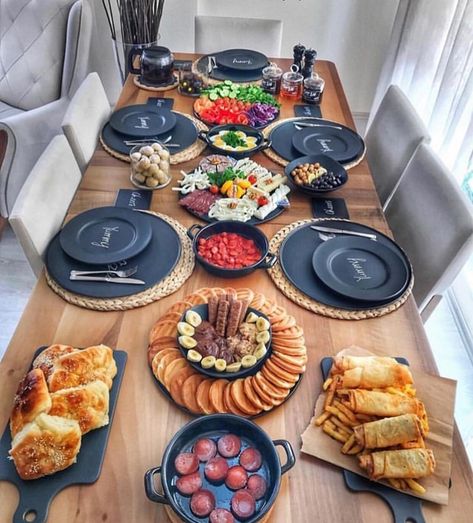 Breakfast Presentation, Breakfast Platter, Turkish Breakfast, Food Table, Food Platters, Turkish Recipes, Serving Food, Food Decoration, Food Presentation