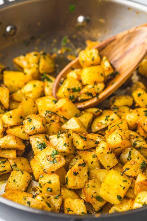 Lebanese Potatoes, Batata Harra, Spicy Potatoes, Little Sunny Kitchen, Middle East Food, Middle East Recipes, Sunny Kitchen, Middle Eastern Dishes, Halal Recipes