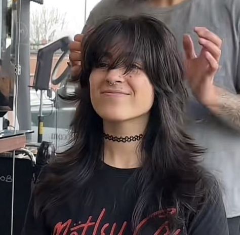 Wold Haircuts Female, Mid Length Shaggy Hair, Short Punk Hair Women, Wolfcut Hair Long With Bangs, Grungy Haircuts, Rockstar Haircuts Women, Grunge Haircut Long, Goth Haircut Medium, Gothic Haircuts