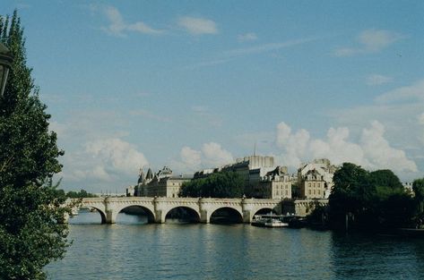 35mm Film Photography Aesthetic, Film Photography Aesthetic, Paris Film, Film Camera Photography, 35mm Film Photography, Aesthetic Paris, 35mm Photography, Film Roll, Film Photos