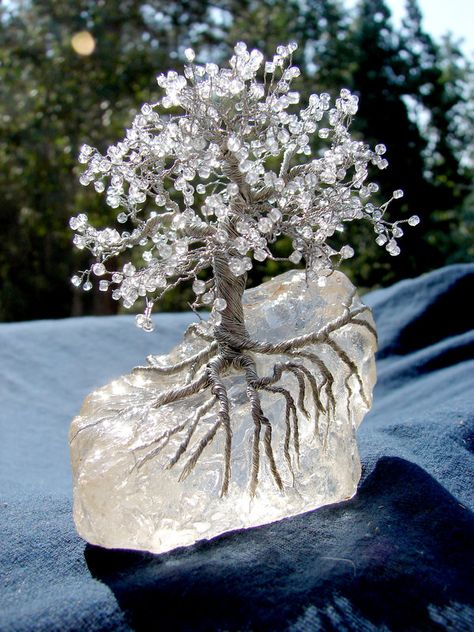 Arbre de la vie sur une pierre Butterfly Crystal Shelf, Drátěná Socha, Bead Trees, Ice Tree, Wire Tree Sculpture, Wire Trees, Wire Tree, Crystal Tree, Tree Sculpture