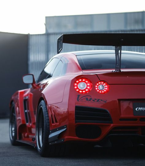 Fastest Cars - There are Pagani Huayra cars, Lamborghini, Hennessey Venom, Koenigsegg Agera RS, Bugatti Veyron, Bugatti Chiron, and so on. #Nicecars#Coolcars#Fastcars#Cars#Expensivecars Kereta Sport, Gtr 35, R35 Gtr, Nissan Gtr R35, Gtr R35, Nissan Gtr Skyline, Skyline Gtr, Nissan Gt, Japan Cars