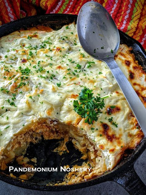 Hungarian Rakott Krumpli Hungarian Ground Beef Recipes, Healthy Hungarian Recipes, Hungarian Food Traditional, Hungarian Side Dishes, Hungarian Casserole, Hungarian Recipes Traditional, Hungarian Potatoes, Hungarian Breakfast, Hungarian Christmas