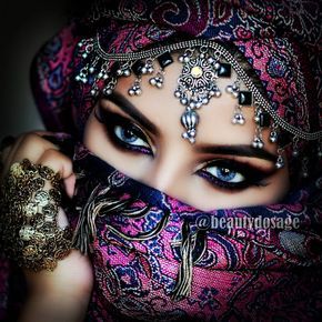 “Last one of this look ❤ P.s If you have not checked out my youtube video on my glitter liner look, I have linked it in my Instagram bio …” Arabian Eyes, Arabic Makeup, Arabian Beauty, Arab Beauty, Beauty Eyes, Eye Palette, Pretty Eyes, Beautiful Hijab, 인물 사진