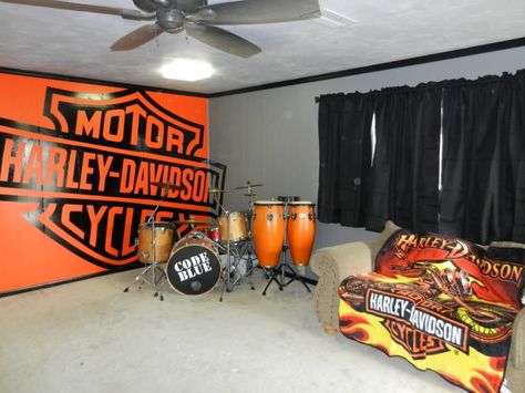 Harley Davidson Bedroom Decor - Interior Paint Colors for 2017 Check more at http://mindlessapparel.com/harley-davidson-bedroom-decor/ Harley Man Cave, Harley Men, Harley Davidson Decor, Man Cave Items, Residential Garage, Harley Davidson Road Glide, Harley Bikes, Harley Davidson Street, Road Glide