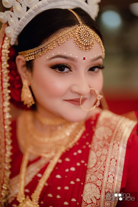 Simple Kolka Design For Bride, Gopi Dots Design, Simple Bengali Bridal Makeup, Mathapatti Brides, Gold Mathapatti Design, Simple Kolka Design, Simple Bengali Bridal Look, Bengali Bride Makeup, Bridal Stickers