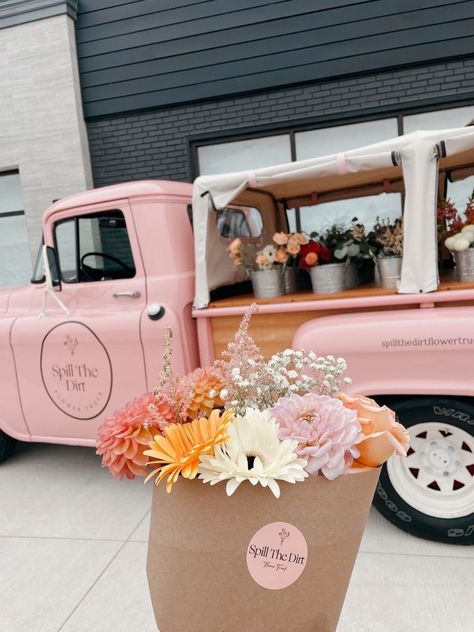 Boutique Flower Shop, Flower Trailer Business, Vintage Flower Truck, Flower Boutique Ideas, Flower Truck Aesthetic, Mobile Flower Truck, Flower Truck Photoshoot, Flower Farm Aesthetic, Flower Truck Ideas