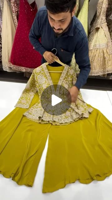 Mehendi Dress Outfits, Outfit Ideas Modest, Dress Anarkali, Suit Anarkali, Mehendi Outfit, Wedding Gown Dress, Texas Fashion, Dress Pakistani, Anarkali Gown