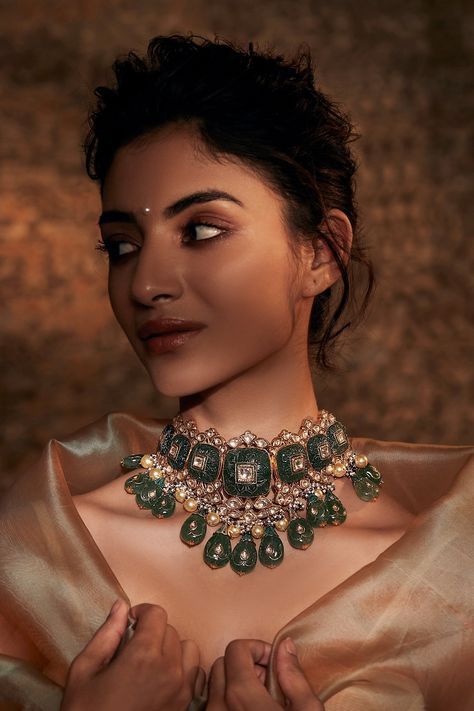 Contemporary Bridal Jewellery, Jewellery Fashion Shoot, Bridal Asia, Choker Necklace Online, Inexpensive Jewelry, Choker Gold, Jewelry Set Design, Jewelry Photoshoot, Indian Jewellery Design Earrings