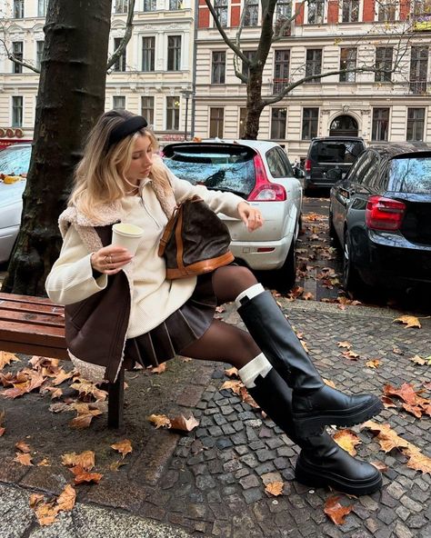 Movie Theater Outfit, London Ootd, Fall List, Rome Outfits, Paris Autumn, Brown Outfits, Tuck Everlasting, Winter Outfits Aesthetic, Celebrity Photographers