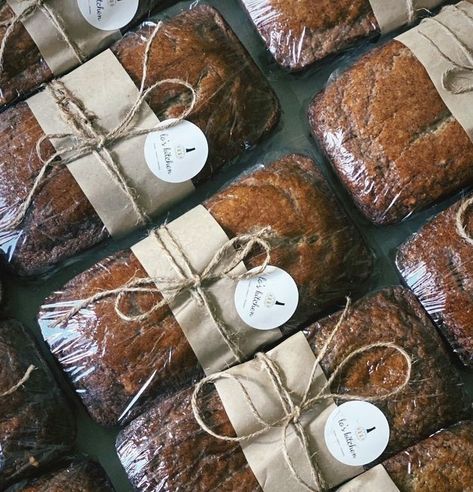 Loaf Cake Packaging Ideas, Loaf Pan Packaging Ideas, Loaf Bread Packaging Wrapping Ideas, Mini Loaf Cakes Packaging Gift Ideas, Loaf Cake Packaging, Gift Wrap Bread Loaf, Bread Packaging, Home Bakery Business, Diy Table Decor