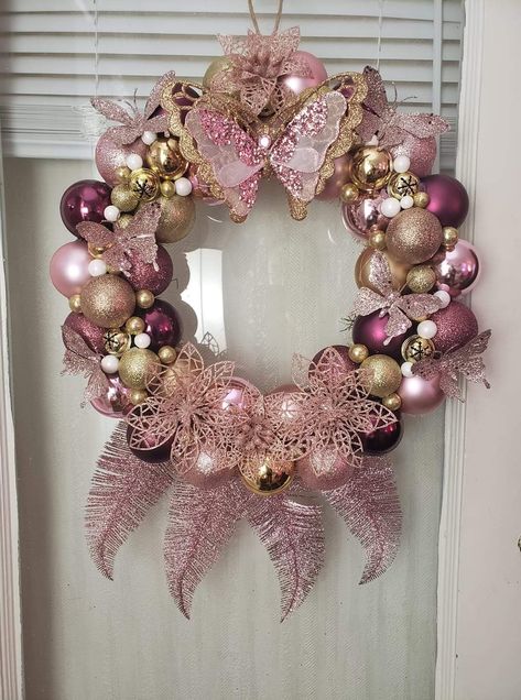 Pink And Gold Xmas Tree, Pink And Gold Xmas Decorations, Pink Door Wreath, Pink Christmas Tree Decorations Ideas, Rose Gold Christmas Tree Ideas Themed, Pink Christmas Wreaths, Pink And Gold Christmas Decor, Rose Gold Christmas Decor, Navidad Pink