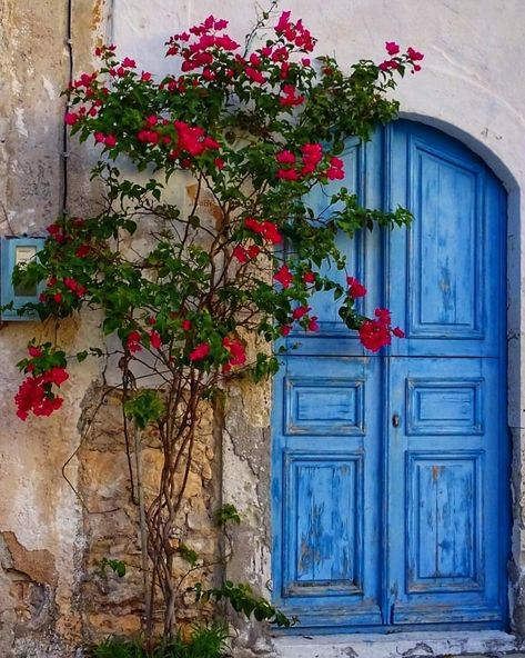 Symi island, Greece ~ＤＩＳＣ💙ＶＥＲ  Greece By Greek Doors, Corfu Town, Greek Villas, Old Wooden Doors, Bungalow Exterior, Door Colors, Guest Bedroom Decor, Urban Sketch, Watercolour Inspiration