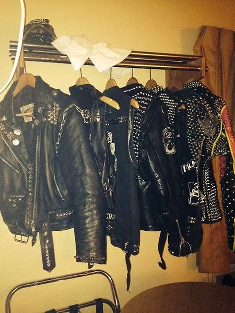 Leather's heaven Chicas Punk Rock, Punk Leather Jacket, Rock Aesthetic, Studded Leather Jacket, Vintage Collectables, Battle Jacket, Smink Inspiration, Punk Scene, I'm With The Band