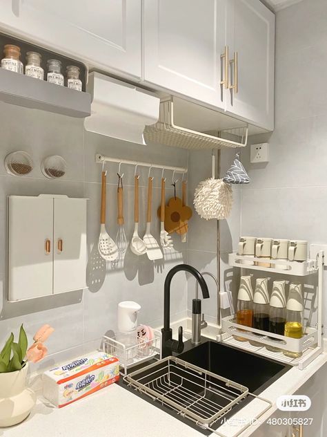 Korean Apartment Interior Kitchen, Compact Kitchen Design For Small Spaces, Small Kitchen Inspo Aesthetic, Korean Kitchen Ideas, Aesthetic Kitchen Organization, Aesthetic Kitchen Sink, Korean Kitchen Aesthetic, Aestethic Kitchen, Korean Home Aesthetic