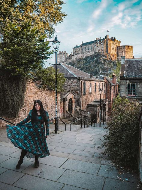 The Vennel Edinburgh Edinburgh Photography, Scotland Aesthetic, Edinburgh Travel, Edinburgh Castle, Photography Guide, Instagrammable Places, Edinburgh Scotland, Solo Female Travel, Scotland Travel