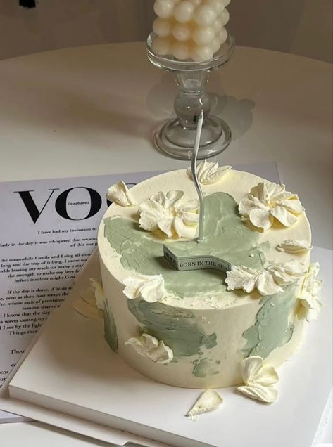 Minimalist Cake Design, Beige Cake, Coquette Vibes, Decorate A Cake, Birthday Cake Decorating Ideas, Vintage Birthday Cakes, Cake Cafe, Green Cake, Mini Cakes Birthday