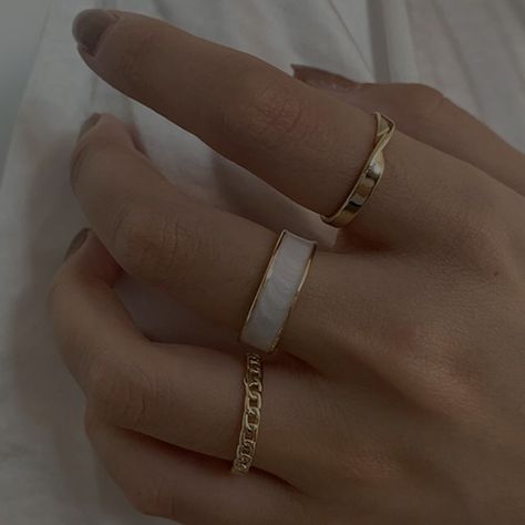 golden pearl rings aesthetic jewelry italian style fashion Golden Ring Aesthetic, Classy Rings Aesthetic, Small Rings Aesthetic, Pearl Rings Aesthetic, Pretty Rings Aesthetic, Hands With Rings Aesthetic, Elegant Rings Classy, Golden Rings Aesthetic, Rings Placement