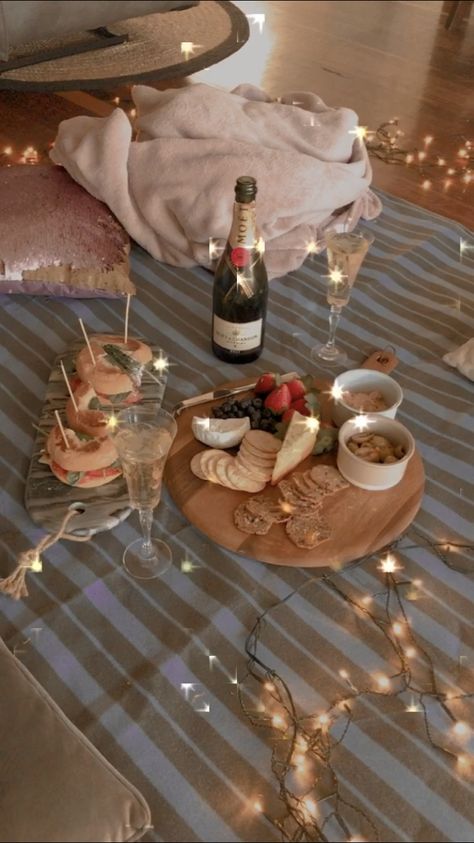 Fairy Lights Picnic, Living Room Picnic Date, Home Picnic Ideas, Indoor Picnic Date, Whimsical Decor Home, Picnic At Home, Anniversary Picnic, Playing Card Tattoos, Romantic Room Decoration