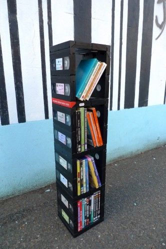 Cassette Upcycle, Diy With Cassette Tapes, Vhs Ideas, Upcycled Cassette Tapes, Upcycle Dvd Cases, Vhs Crafts, Guitar Case Upcycle, Art Display Wall, Record Crafts