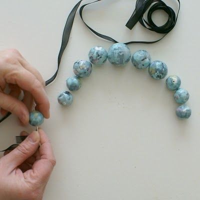 A hand-made gorgeous paper bead necklace.. why not have a go? Paper Beads Diy, Paper Bead Necklace, Paper Bead Bracelet, Make Paper Beads, Paper Beads Necklace, Paper Bead Jewelry, Magazine Crafts, Paper Jewelry, Fabric Beads