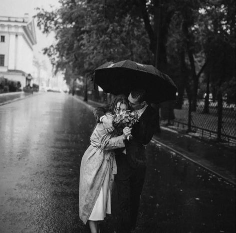 Rain Wedding Photos, Umbrella Photoshoot, Rainy Photoshoot, Rainy Engagement Photos, Couple In Rain, Rainy Day Photography, Couples City, Couples Vintage, Umbrella Photography