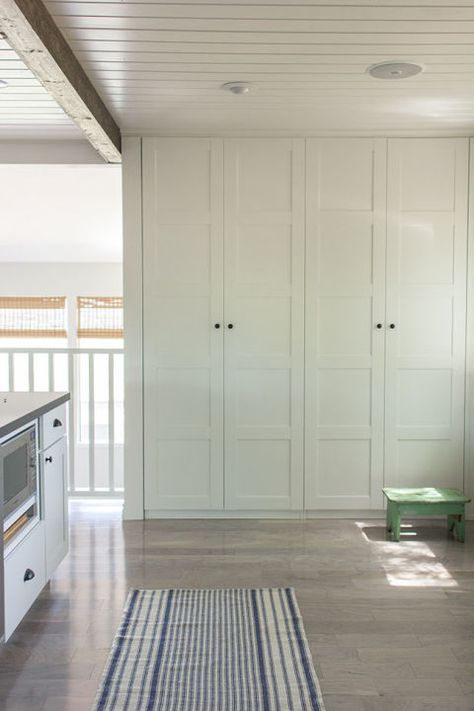 Nothing says "fancy" quite like a built-in pantry. These Bergsbo-style IKEA cabinets provide hidden storage in a space that was otherwise a bare wall without a purpose. See more at Jenna Sue Design Co. » Interior Ikea, Cocina Ideas, Armoire Entree, Ikea Built In, Kitchen Ikea, Kura Bed, Built In Pantry, Custom Pantry, Ikea Pax Wardrobe