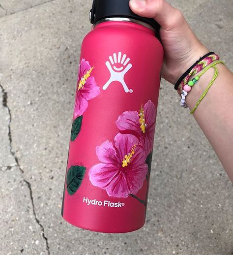 custom hydroflasks! on Instagram: “sold! hibiscus flower pink hydroflask! 🌺” Hydro Flask Aesthetic, Hydroflask Painting, Painted Water Bottle, Painted Hydroflask, Flask Art, Slushy Maker, Water Bottle Art, Hawaii Flowers, Painted Water